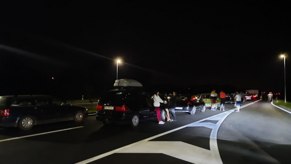 KILOMETARSKE KOLONE NA AUTO-PUTU! Stotine automobila u redu, na licu mesta više vozila Hitne pomoći!