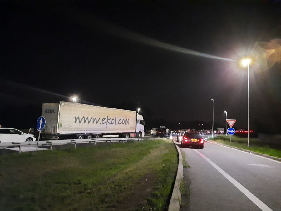 KILOMETARSKE KOLONE NA AUTO-PUTU! Stotine automobila u redu, na licu mesta više vozila Hitne pomoći!