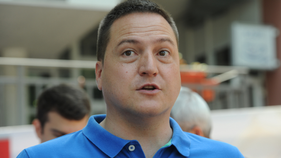 MINISTAR PROSVETE SASTAO SE SA SINDIKATIMA Đaci verovatno u učionicama od prvog septembra!