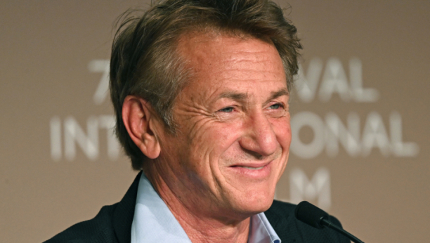 NEĆE DA SNIMA SA NEVAKCINISANIM KOLEGAMA! Šon Pen prekinuo snimanje serije, spreman je da svima plati vakcine!