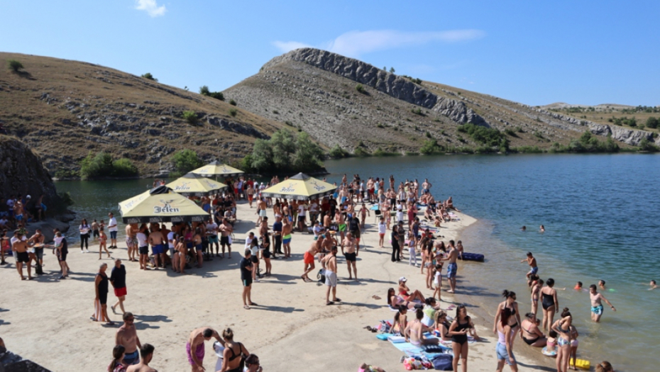 MAĐARI, AUSTRIJANCI I RUSI SE SKUPILI U GACKU Gatačko kulturno - sportsko leto je pun pogodak! (FOTO)