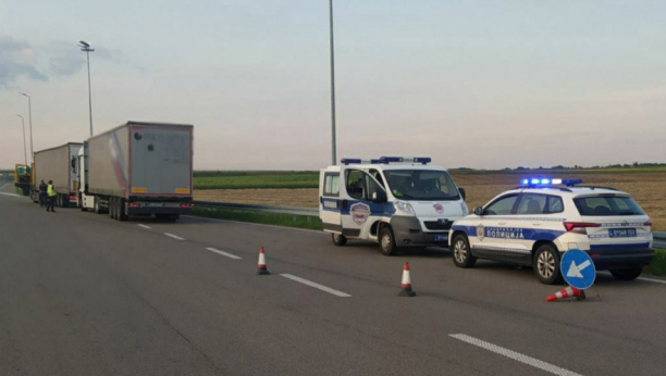 LANČANI SUDAR NA AUTO-PUTU BEOGRAD - ZAGREB Pet vozila učestvovalo u saobraćajnoj nesreći