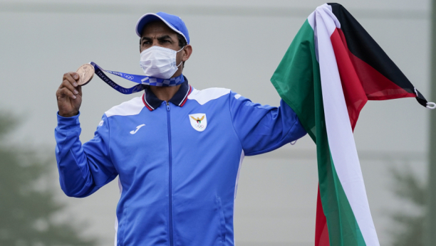 DEDICA JE HIT IGARA Pucao u dresu fudbalskog kluba, izvadio zabranjenu zastavu i ne mari za kaznu - najponosniji je na svetu (FOTO GALERIJA, VIDEO)