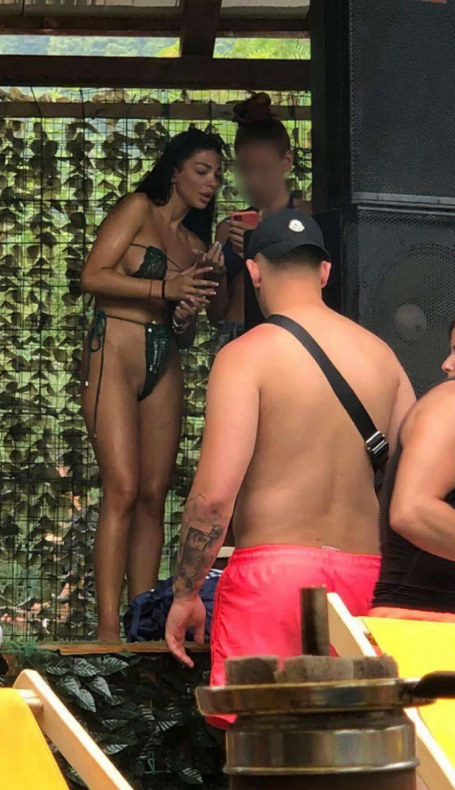 MAJO, ŠTA TI JE TO ISPALO?! Marinkovićka na plaži sa novim dečkom, a kad joj se kupaći pomerio sve joj izvirelo! (PAPARACO FOTOGRAFIJE)