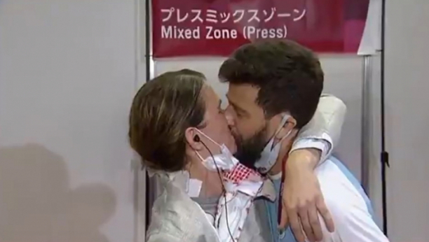 PRE 11 GODINA GA JE ODBILA Spektakularna prosidba u Tokiju u živom programu oduševila celu planetu (VIDEO+FOTO)