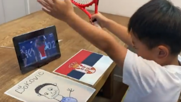 ZAIGRAO UZ NOVAKA! Preslatko, ovako mali Japanac slavi Noletovu pobedu, tu i je zastava Srbije! (VIDEO)