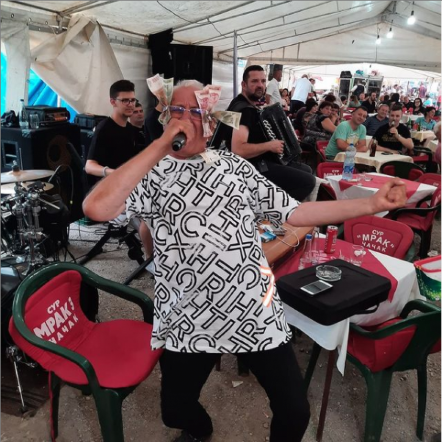 ERA ZA PAR MINUTA ZARADIO 110 000 MARAKA Pevač dobio veliku sumu novca u Ritopeku, a ovo je prvo kupio nakon što je zgrnuo bakšiš