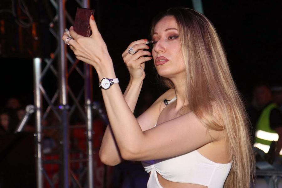 RADU MANOJLOVIĆ OPLJAČKALA DVA MUŠKARCA Pevačicu pokrali na nastupu!