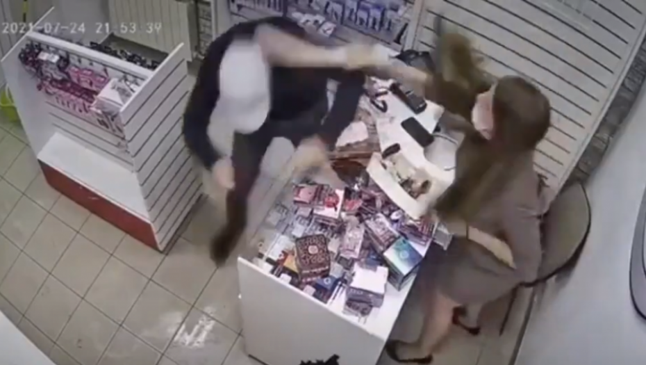 PLJAČKA U APATINU Razbojnik upao u menjačnicu, izvadio nož, pa od radnice oteo 3 miliona (VIDEO)
