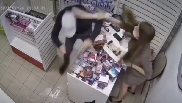 PLJAČKA U APATINU Razbojnik upao u menjačnicu, izvadio nož, pa od radnice oteo 3 miliona (VIDEO)