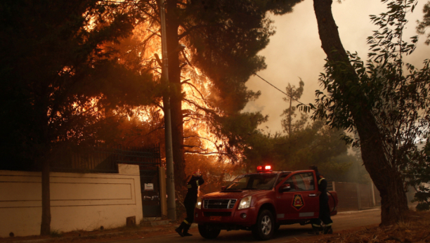 JOŠ JEDAN POŽAR NA POZNATOM LETOVALIŠTU Vatra bukti na grčkom ostrvu, evakuisana sela, nema struje!