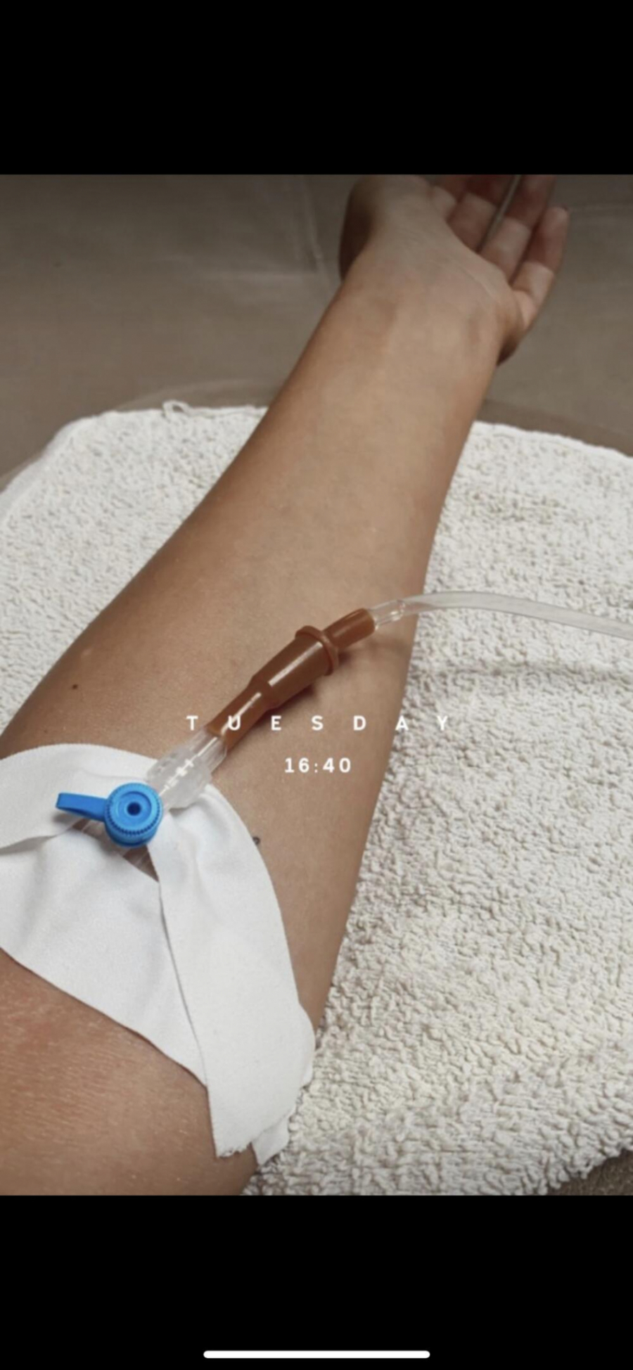 NIKO NIJE ZNAO ŠTA JE UZROK! TEODORA ZAVRŠILA U BOLNICI, DAVALI JOJ INFUZIJU Konačno otkriveno od čega boluje pevačica!