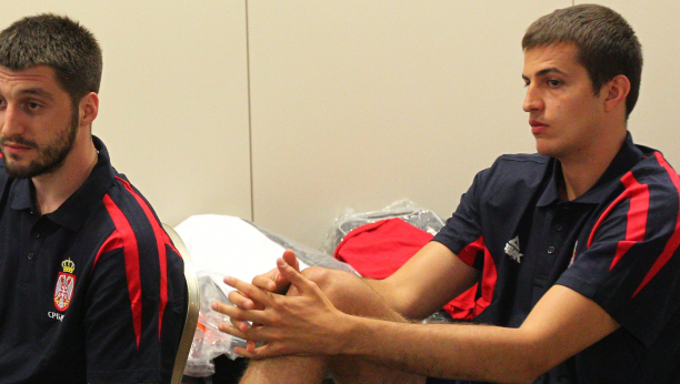 CRVENA ZVEZDA I PARTIZAN SPREMAJU BOMBE Stižu dva srebrna reprezentativca sa Svetskog prvenstva