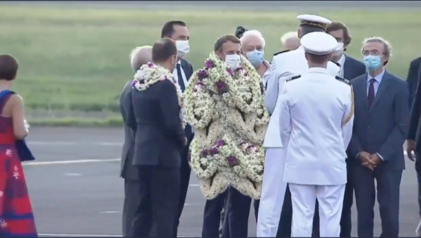 MAKRON PREKRIVEN CVEĆEM OD GLAVE DO KOLENA Prilikom posete Francuskoj Polineziji predsednika tradicionalno okitili vencima i dali mu novo ime! (VIDEO)