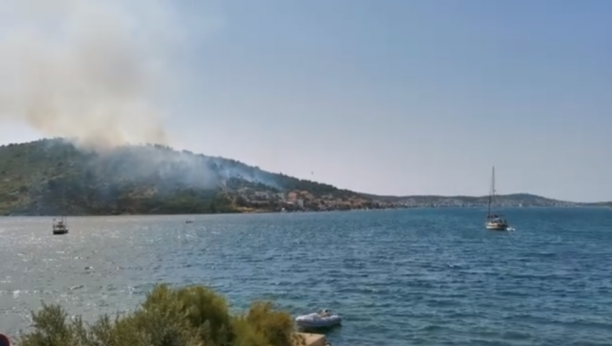 POŽAR U DALMACIJI Vatra se širi Hrvatskom, bliži se kućama, vatrogasci na terenu!