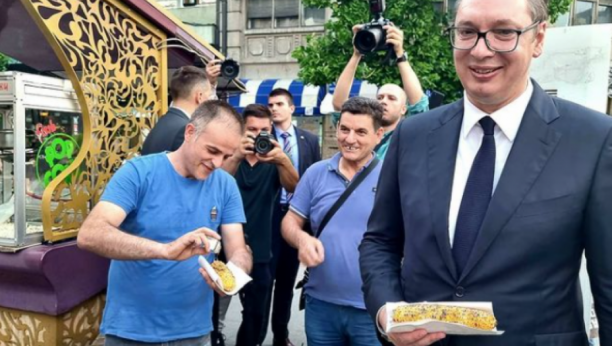 "PRVI PEČENI KUKURUZ OVE GODINE" Vučić u Skoplju probao omiljenu poslasticu na Balkanu! (FOTO)