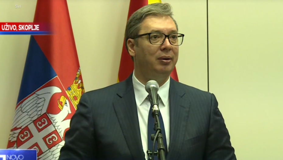 VUČIĆ NA FORUMU U SKOPLJU Predsedniku uručena zahvalnica, a pre početka foruma se sreo sa fudbalskom legendom