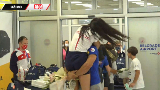 ČISTA EMOCIJA! Zlatnu Milicu verenik dočekao na aerodromu, o njihovom susretu će se dugo pričati! (VIDEO)
