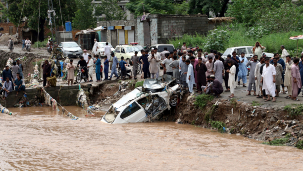 CRNI BILANS U poplavama i klizištima u pakistanu umrle najmanje 62 osobe