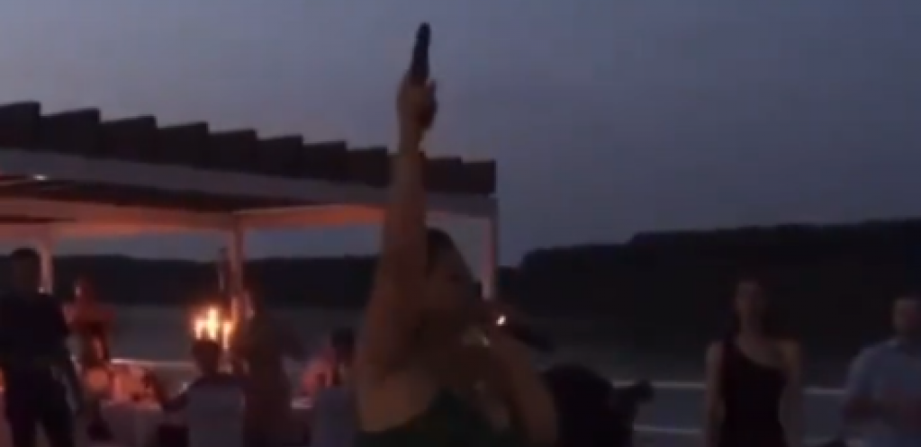 SNIMAK SVADBE U ŠAPCU OBORIO INTERNET Kuma zagrmela, pa se latila pištolja, a počelo i skakanje u bazen (VIDEO)