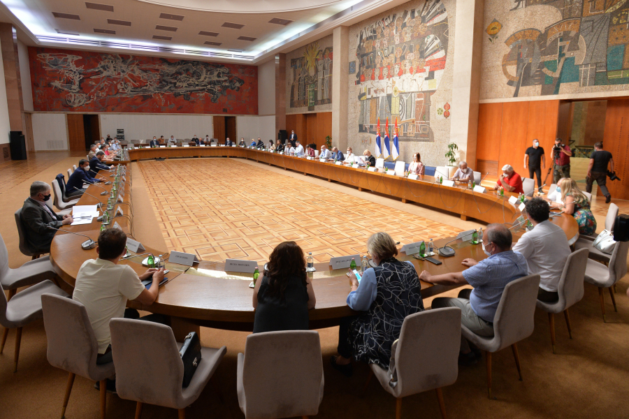 MINISTAR PROSVETE SASTAO SE SA SINDIKATIMA Đaci verovatno u učionicama od prvog septembra!