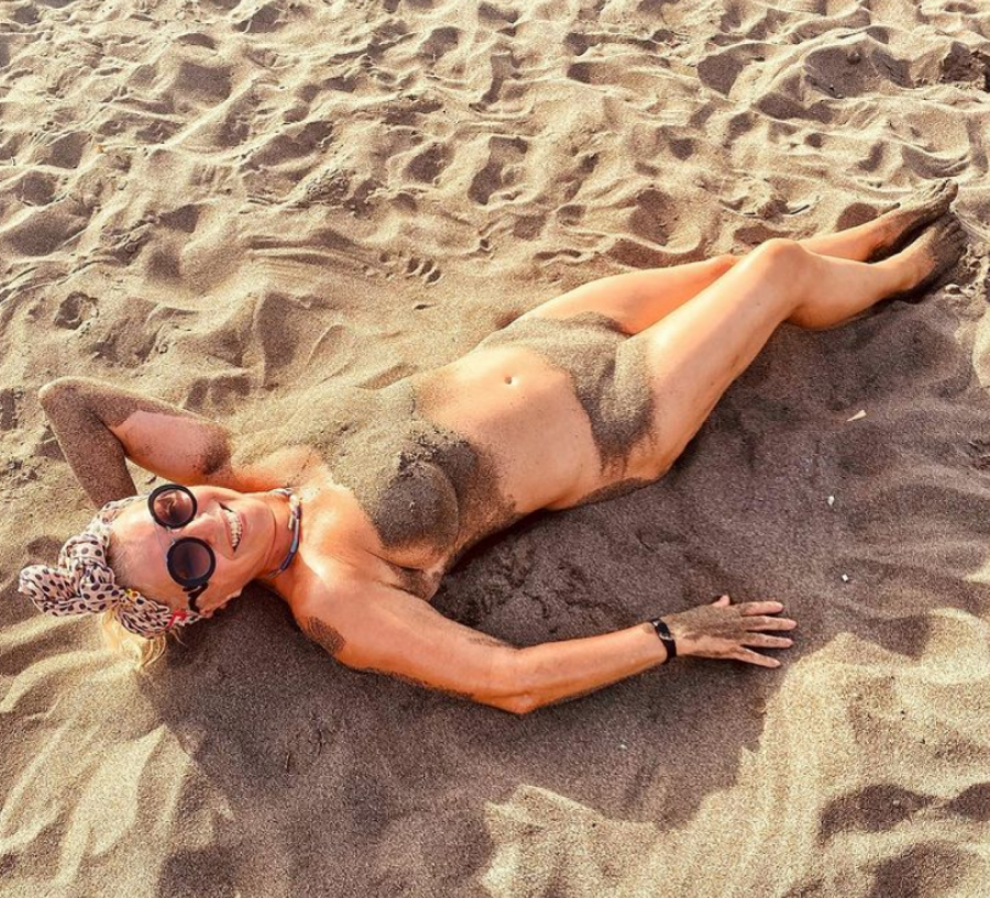 GOLA DO KOŽE SEDI U KRILU RADOŠU BAJIĆU Mirjana Karanović kao od majke rođena u scenama koje su svi zaboravili!