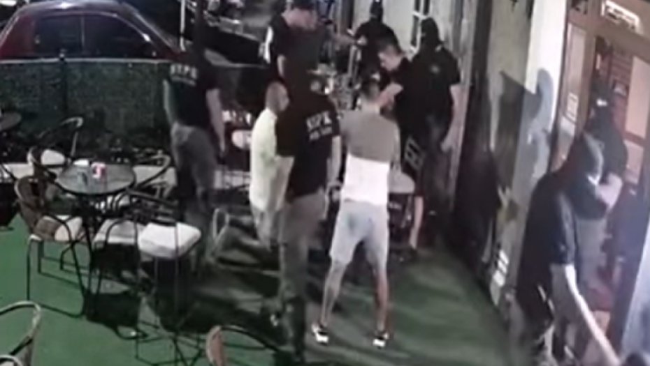 SNIMAK RACIJE IZAZVAO HAOS NA CETINJU Policajac rekao vlasniku lokala da legne, pa počeo da ga šutira (VIDEO)