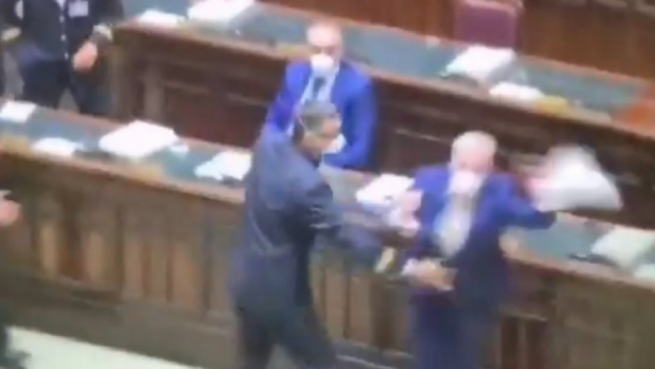 HAOS U RIMU! Opšta tuča poslanika, bežao po sali da spasi živu glavu! (VIDEO)