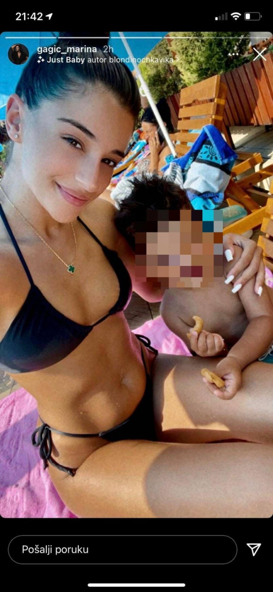 DOK DARKO UŽIVA SA BARBAROM! Marina objavila nikad provokativniju fotografiju, minijaturni bikini istakao obline, a svima je za oko zapao ovaj detalj! (FOTO)