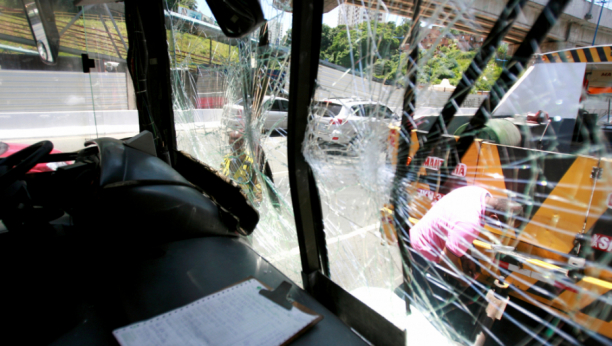 UŽAS U NEMAČKOJ Autobus iz Beograda se prevrnuo na auto putu - HELIKOPTER izvlači povređene