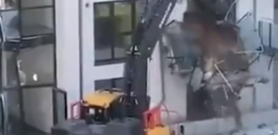 POBESNELI GRADITELJ DELIO PRAVDU BAGEROM Zbog neizmirenih računa rušio balkone od stakla, ljudi posmatrali u neverici (VIDEO)