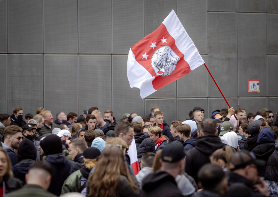 NOVI SKANDAL POTRESA SVETSKI FUDBAL Fudbaler Ajaksa optužen za silovanje, žrtva poseduje uznemirujuć video!