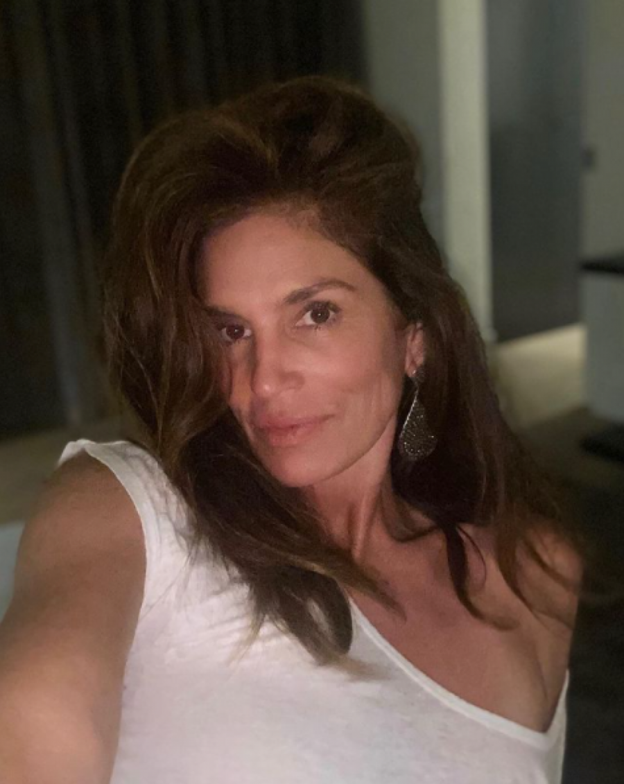 BEZ TRUNKE ŠMINKE I FOTOŠOPA! Ovako zaista igleda Sindi Kraford! (FOTO)