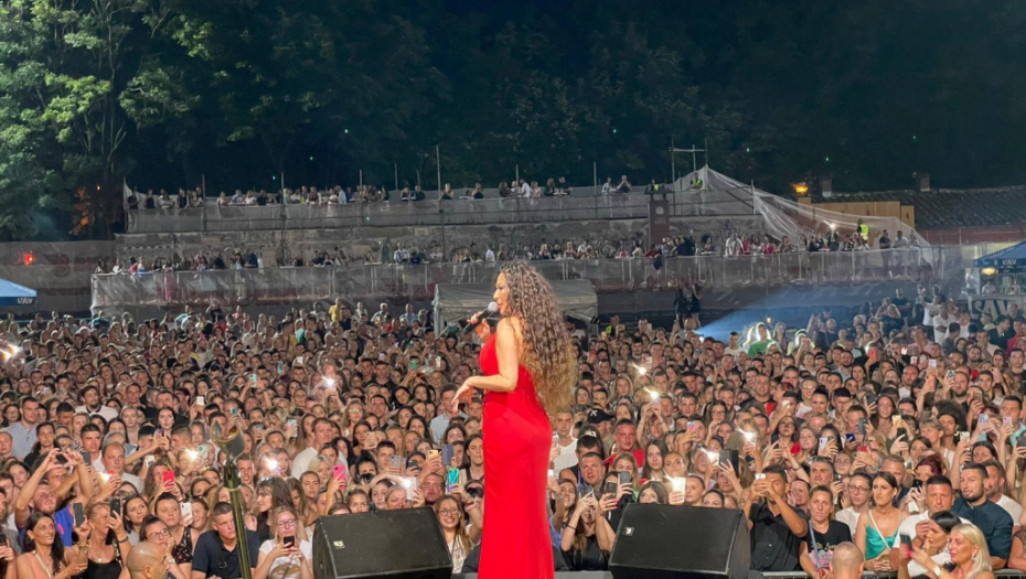 CECU OVAKVU NIKADA NISTE VIDELI Ražnatovićka u najizazovnijoj haljini do sada zapalila Vrnjačku Banju