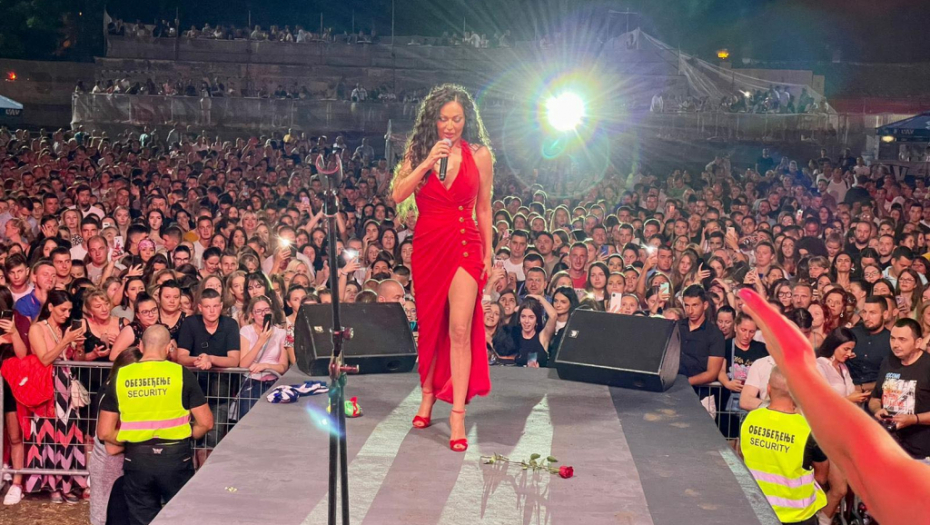 CECU OVAKVU NIKADA NISTE VIDELI Ražnatovićka u najizazovnijoj haljini do sada zapalila Vrnjačku Banju