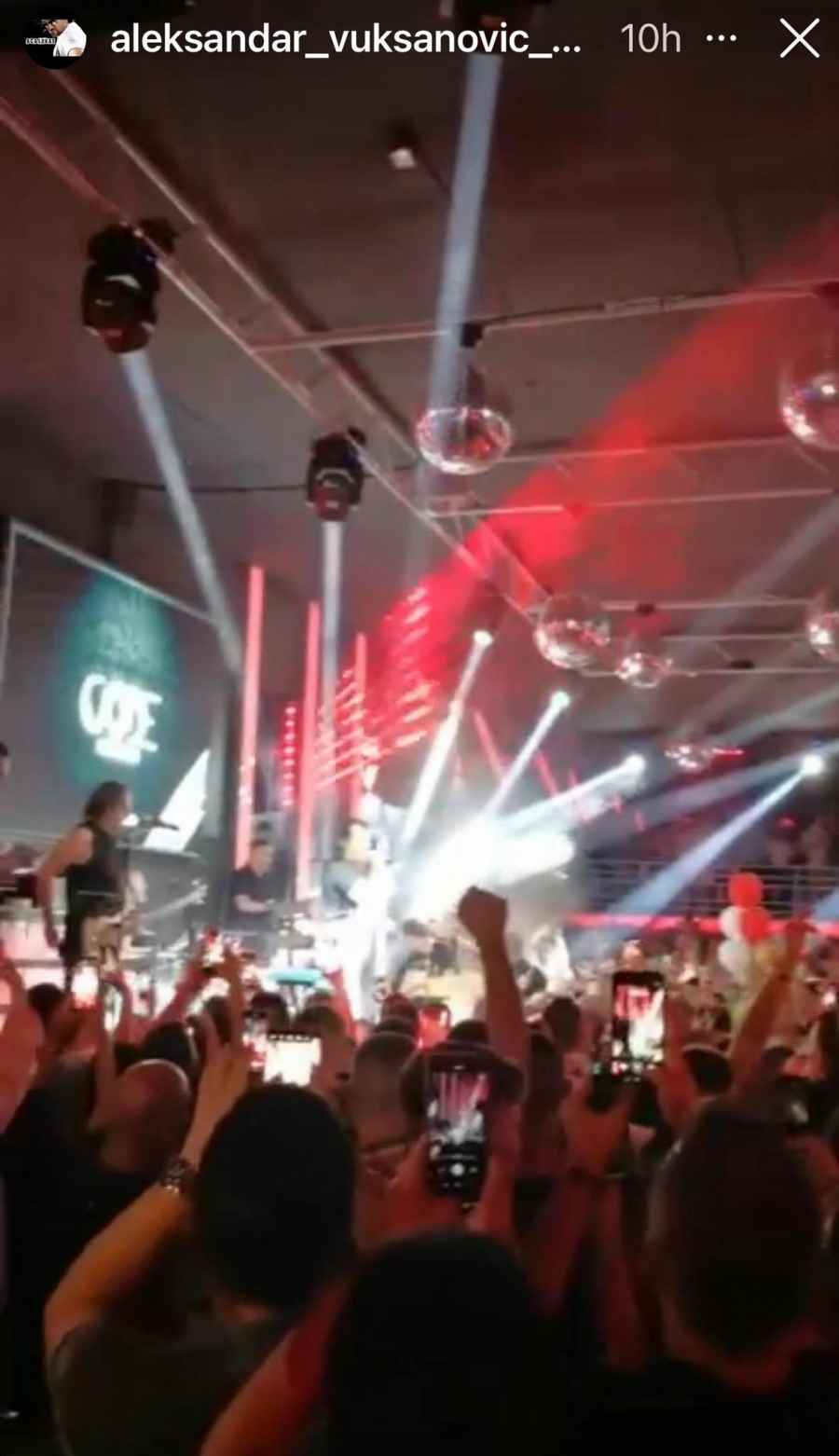 SVI SU UPALILI TELEFONE KADA JE LUKAS ZAPEVAO Aca nastupio u Makedoniji, a iz publike ga snimali bez prestanka! (VIDEO)