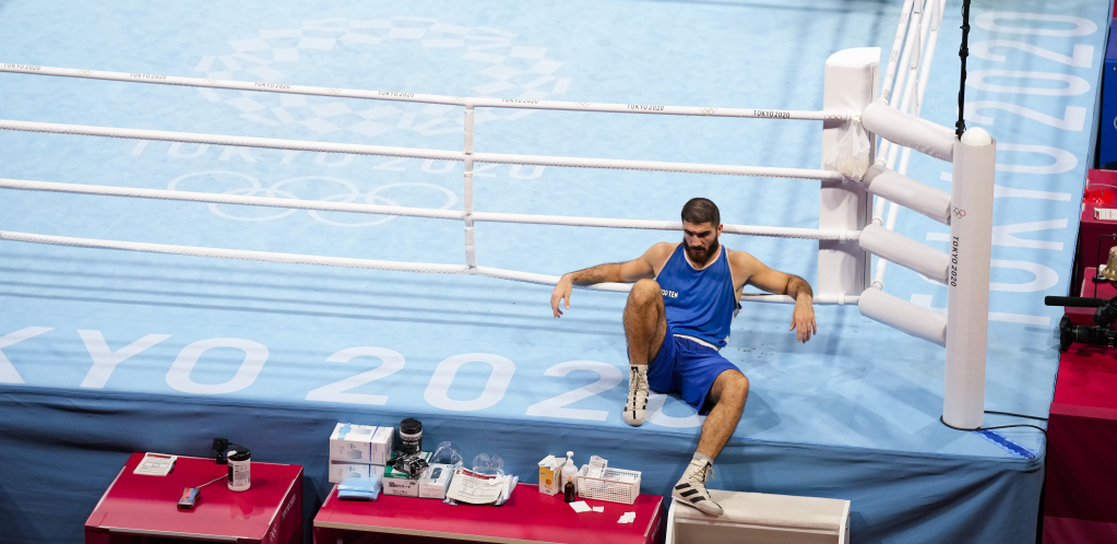 SKANDAL NA OLIMPIJSKIM IGRAMA! Francuski bokser ostao bez medalje, pa iz protesta sat vremena sedeo u ringu! (VIDEO)