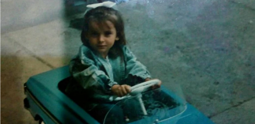 NEDAVNO SU JE OPTUŽILI DA JE PREVARILA MUŽA S KOLEGOM, A NA OVOJ FOTOGRAFIJI JE NE BISTE PREPOZNALI Od malih nogu je volela kabriolete!