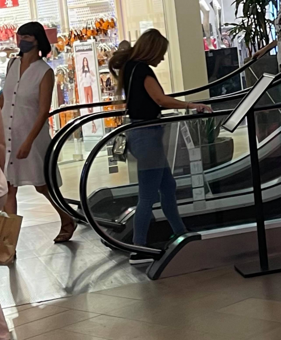 SANDRA REŠIĆ SE BAHATILA U TRŽNOM CENTRU, PAPARACO SVE USLIKAO Pevačica napravila ozbiljan prekršaj!