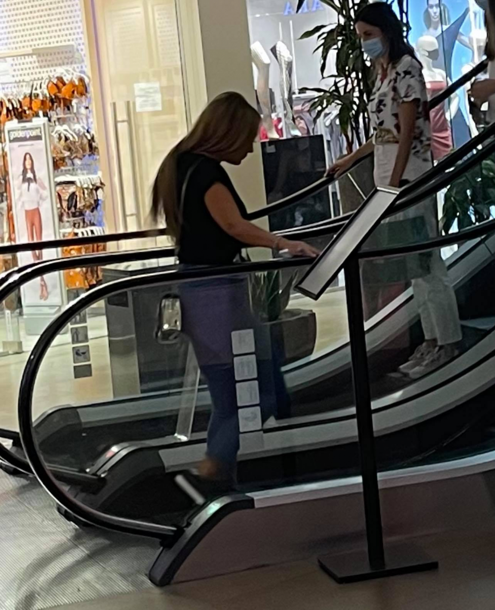 SANDRA REŠIĆ SE BAHATILA U TRŽNOM CENTRU, PAPARACO SVE USLIKAO Pevačica napravila ozbiljan prekršaj!