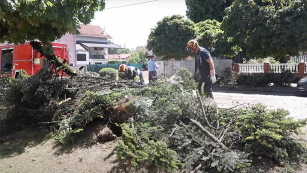 POSLEDICE STRAVIČNOG NEVREMENA U HRVATSKOJ: Svlačionice i teren potopljeni, krov odnesen (FOTO)