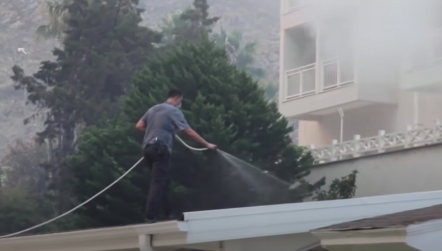 LETOVALIŠTA U PLAMENU! Besne požari u Grčkoj, Turskoj i Italiji, turiste spasavaju čamcima i helikopterima iz hotela! (FOTO, VIDEO)
