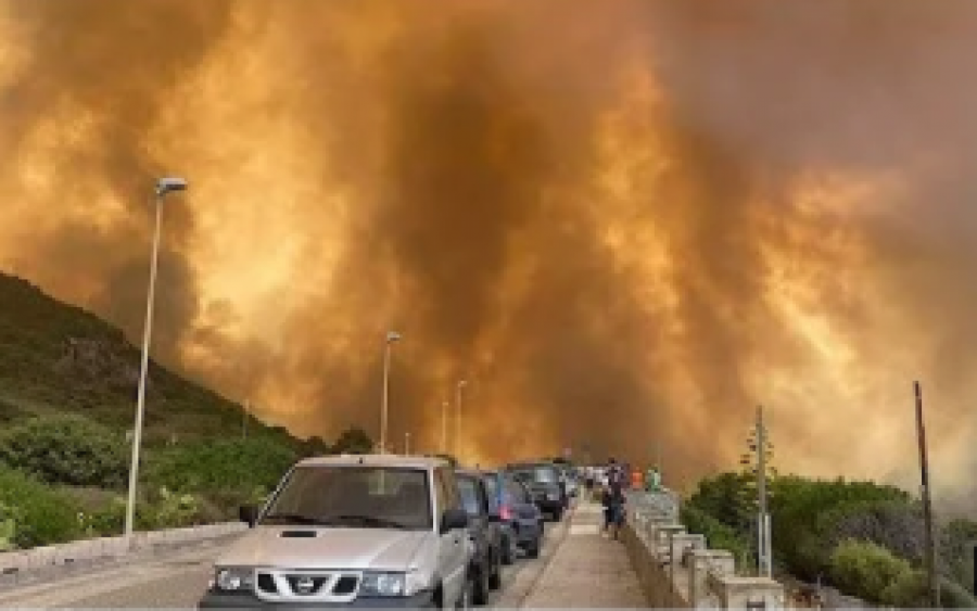 LETOVALIŠTA U PLAMENU! Besne požari u Grčkoj, Turskoj i Italiji, turiste spasavaju čamcima i helikopterima iz hotela! (FOTO, VIDEO)