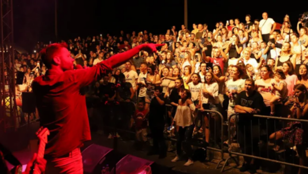 PUBLIKA PALA U TRANS! Vladan iz Magla benda zapevao hit Cece i Saše Matića i napravio haos u Grockoj! (FOTO/VIDEO)