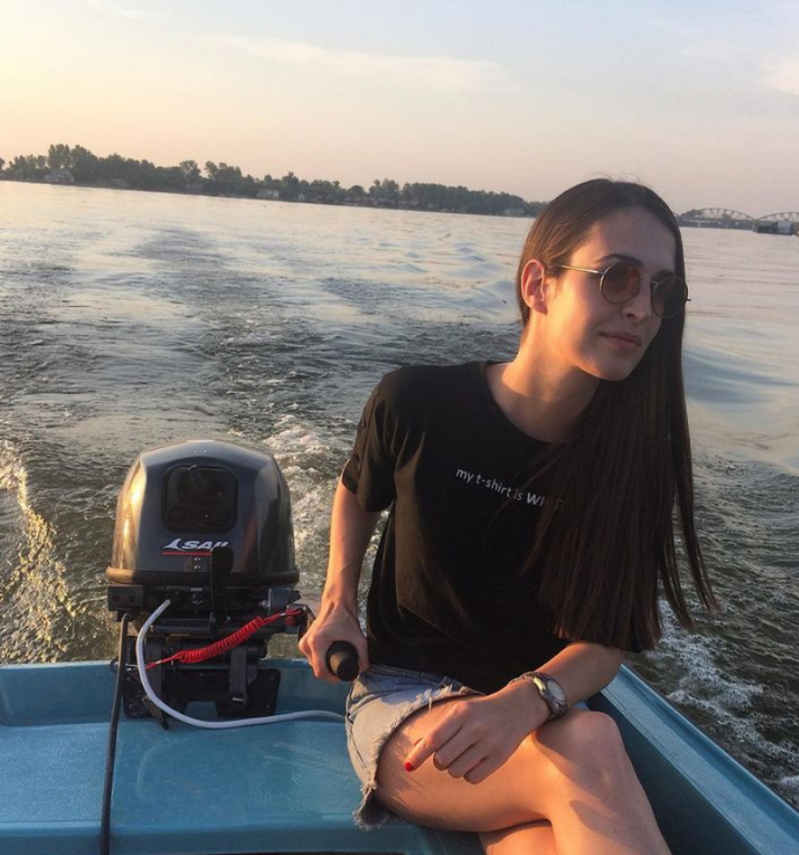 BIKOVIĆEVA BIVŠA SE TOTALNO OPUSTILA Glumica uhvaćena u centru Beograda u totalno opuštenom izdanju, a on joj je pravio društvo