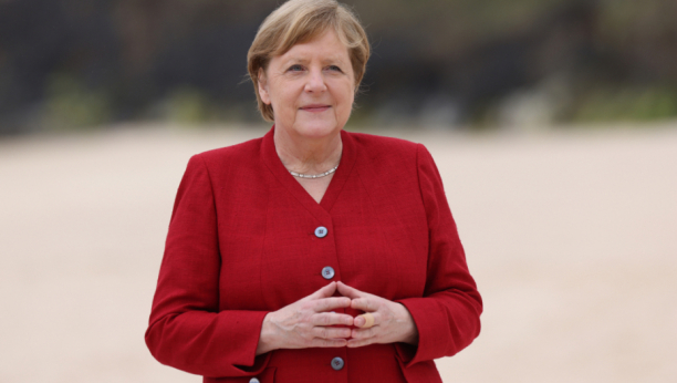 ODLAZAK U ISTORIJU Merkelova i njeni skupljeni prsti idu u prošlost