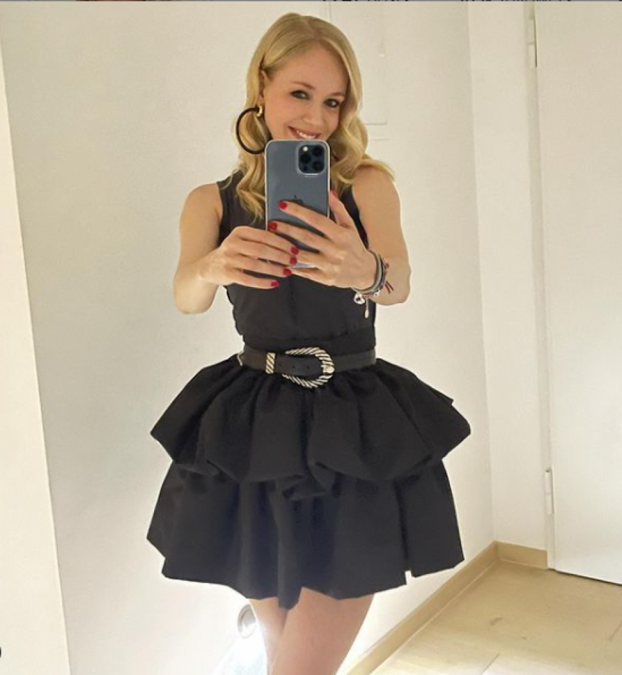 KAO TINEJDŽERKA Jelena Rozga objavila fotografiju u maloj crnoj haljini pa zapalila internet!