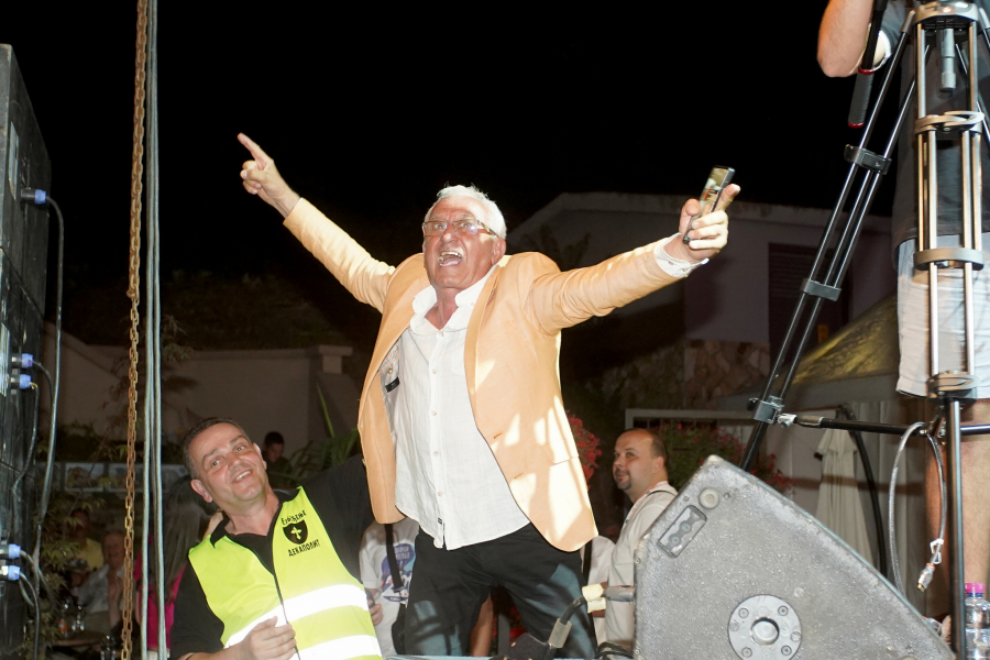 ERA OJDANIĆ NAŠAO NOVU DEVOJKU Pevač se zaljubio, pa otkrio šta joj je pripremio za novogodišnju noć!