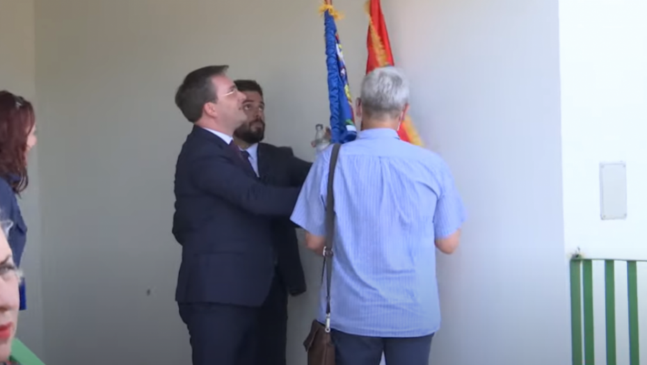 SRPSKA ZASTAVA NE SME PASTI Ministar prekinuo govor da bi vratio državno obeležje na mesto (VIDEO)