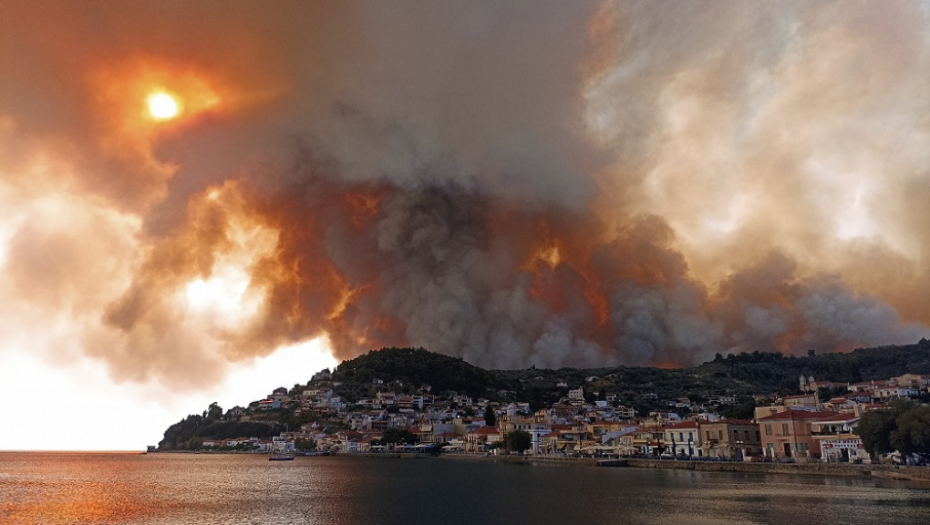 NE SMIRUJU SE POŽARI U GRČKOJ Na Eviji uništeno 15 kuća, trojica monaha odbila da napuste manastir: Gušimo se od dima